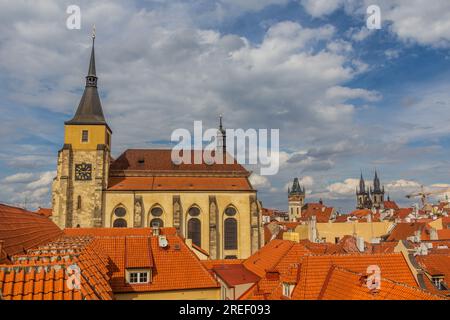 Skyline di Praga con St Chiesa di Giles, Repubblica Ceca Foto Stock