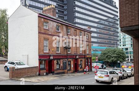 Lo storico pub Three Tuns su Silver Street Head a Sheffield, South Yorkshire, Regno Unito, il 24 luglio 2023 Foto Stock