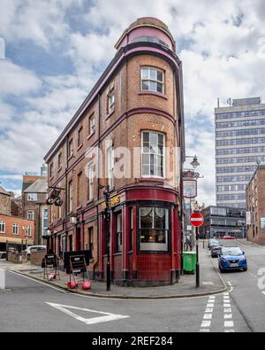 La caratteristica forma triangolare dello storico pub Three Tuns all'angolo tra Silver Street Head e Lee Croft a Sheffield, South Yorkshire, Regno Unito sulla 2 Foto Stock