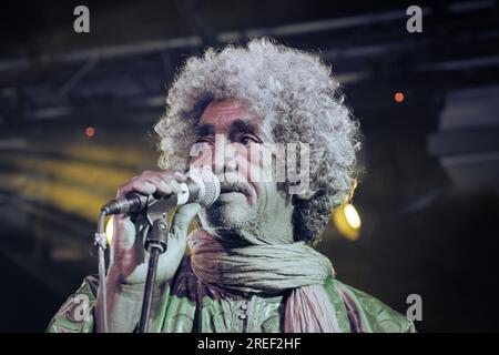 Tinariwen - Ibrahim Ag Alhabib in concerto con la band Tuareg Tinariwen (Stoccolma 2023) - versione a colori (disponibile anche B&N) Foto Stock