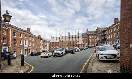 Case in mattoni rossi georgiani su Paradise Square a Sheffield, South Yorkshire, Regno Unito il 24 luglio 2023 Foto Stock