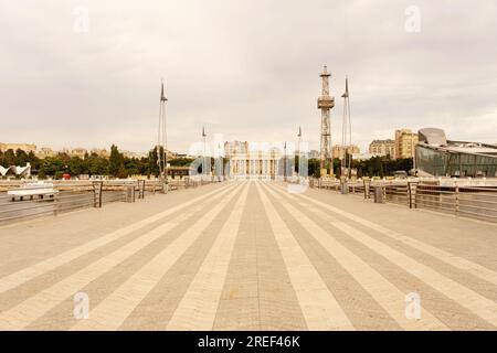 Baku, Azerbaigian - 28 giugno 2023: Una vista del Museo dell'indipendenza di Baku catturato dal punto di vista in una chiara giornata estiva. Foto Stock