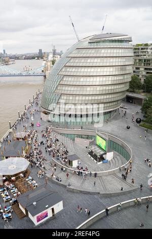 Londra Regno Unito, 27 luglio 2023. Il grande pubblico si diverte a guardare l'Ashes 2023 DAL VIVO allo Scoop fuori dal London City Hall di Londra, vicino al famoso Tower Bridge di Londra. Regno Unito crediti: Xiu Bao/Alamy Live News Foto Stock