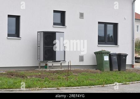 Allershausen, Deutschland. 27 luglio 2023. Foto argomento pompa di calore. Pompa di calore Viessmann su una nuova casa unifamiliare in Baviera. ? Credito: dpa/Alamy Live News Foto Stock