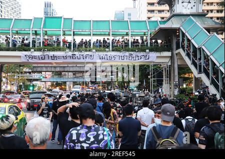 27 luglio 2023, Bangkok, Thailandia: Una rete di persone provenienti da vari gruppi, guidata dal 24 giugno Democracy Group, Ha tenuto una manifestazione all'intersezione di Ratchaprasong di fronte al Central World Department Store per tenere un discorso che attaccava il lavoro dei senatori e del TCE che non rispettava i risultati delle elezioni generali, incluso il licenziamento di Una dichiarazione al Partito Pheu Thai, per favore, non fatevi influenzare dalle pressioni e aderisci agli 8 partiti della coalizione per formare un governo per il popolo. (Immagine di credito: © Adirach Toumlamoon/Pacific Press via ZUMA Press Wire) SOLO PER USO EDITORIALE! Non per Comme Foto Stock