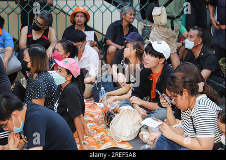27 luglio 2023, Bangkok, Thailandia: Una rete di persone provenienti da vari gruppi, guidata dal 24 giugno Democracy Group, Ha tenuto una manifestazione all'intersezione di Ratchaprasong di fronte al Central World Department Store per tenere un discorso che attaccava il lavoro dei senatori e del TCE che non rispettava i risultati delle elezioni generali, incluso il licenziamento di Una dichiarazione al Partito Pheu Thai, per favore, non fatevi influenzare dalle pressioni e aderisci agli 8 partiti della coalizione per formare un governo per il popolo. (Immagine di credito: © Adirach Toumlamoon/Pacific Press via ZUMA Press Wire) SOLO PER USO EDITORIALE! Non per Comme Foto Stock