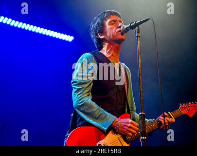 Tunbridge Wells, Regno Unito. 27 luglio 2023. Johnny Marr durante il suo tour Headline Show del 2023 con le canzoni del suo album del 2022 "Fever Dreams Pts 1-4" all'Assembley Hall Theatre, Tunbridge Wells, Kent, Regno Unito, il 27 2023 luglio. Crediti: Francis Knight/Alamy Live News Foto Stock