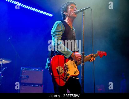 Tunbridge Wells, Regno Unito. 27 luglio 2023. Johnny Marr durante il suo tour Headline Show del 2023 con le canzoni del suo album del 2022 "Fever Dreams Pts 1-4" all'Assembley Hall Theatre, Tunbridge Wells, Kent, Regno Unito, il 27 2023 luglio. Crediti: Francis Knight/Alamy Live News Foto Stock