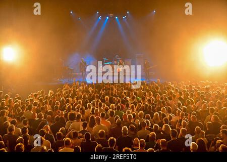 Tunbridge Wells, Regno Unito. 27 luglio 2023. Johnny Marr durante il suo tour Headline Show del 2023 con le canzoni del suo album del 2022 "Fever Dreams Pts 1-4" all'Assembley Hall Theatre, Tunbridge Wells, Kent, Regno Unito, il 27 2023 luglio. Crediti: Francis Knight/Alamy Live News Foto Stock