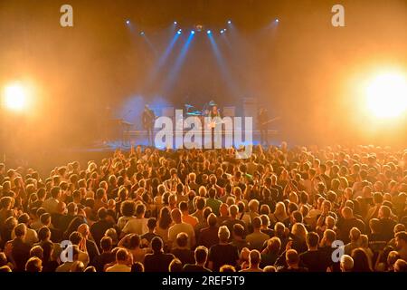 Tunbridge Wells, Regno Unito. 27 luglio 2023. Johnny Marr durante il suo tour Headline Show del 2023 con le canzoni del suo album del 2022 "Fever Dreams Pts 1-4" all'Assembley Hall Theatre, Tunbridge Wells, Kent, Regno Unito, il 27 2023 luglio. Crediti: Francis Knight/Alamy Live News Foto Stock