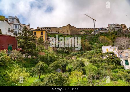 Castel Sant'Elmo, la storica fortezza di Napoli vista dal centro. Castel Sant'Elmo è una fortezza medievale situata sul colle del Vomero. Foto Stock