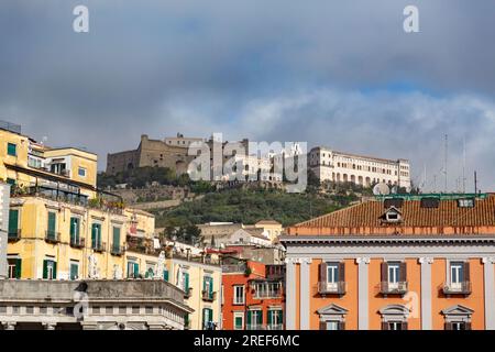 Napoli, Italia - 8 aprile 2022: Castel Sant'Elmo, la storica fortezza di Napoli vista dal centro. Castel Sant'Elmo è una fortezza medievale situata Foto Stock