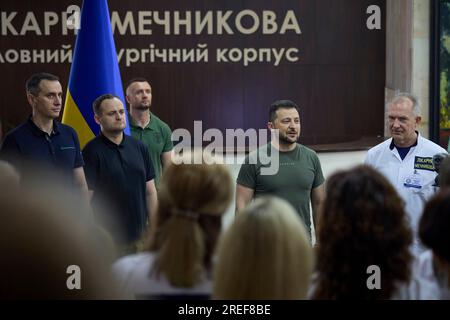 Dnipro, Ucraina. 27 luglio 2023. Il presidente ucraino Volodymyr Zelenskyy, 2° destra, e il maggiore generale Andriy Verba, giusto, parla al personale medico durante una visita all'ospedale Mechnikov, 27 luglio 2023 a Dnipro, Oblast di Dnipropetrovsk, Ucraina. Credito: Pool Photo/Ufficio Stampa Presidenziale ucraino/Alamy Live News Foto Stock