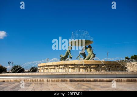 Valletta, Malta. Ottobre 7, 2022. La Fontana dei Tritoni è una fontana situata di fronte alla porta della Valletta Foto Stock