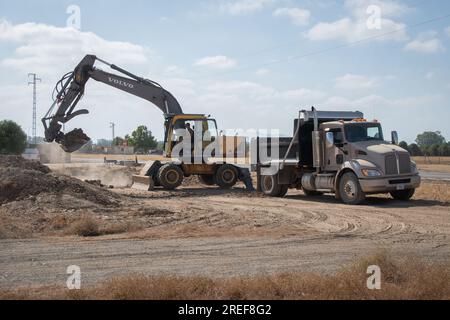 Gli avieri del 200th Rapid Engineer Deployable Heavy Operational Repair Squadron Engineer (CAVALLO ROSSO) dell'Ohio Air National Guard, completano vari progetti di costruzione durante l'addestramento annuale, il 27 luglio 2023, a Moron AB, in Spagna. Nell'ambito della loro formazione annuale, i membri stanno acquisendo una preziosa esperienza all'estero, mentre beneficiano dell'installazione, della costruzione di un nuovo patio, della creazione di nuovi parcheggi, dell'aggiornamento di una struttura e della realizzazione delle basi per una nuova gamma di tiro. (STATI UNITI Foto dell'aeronautica militare di Senior Airman Grace Riegel) Foto Stock