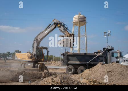 Gli avieri del 200th Rapid Engineer Deployable Heavy Operational Repair Squadron Engineer (CAVALLO ROSSO) dell'Ohio Air National Guard, completano vari progetti di costruzione durante l'addestramento annuale, il 27 luglio 2023, a Moron AB, in Spagna. Nell'ambito della loro formazione annuale, i membri stanno acquisendo una preziosa esperienza all'estero, mentre beneficiano dell'installazione, della costruzione di un nuovo patio, della creazione di nuovi parcheggi, dell'aggiornamento di una struttura e della realizzazione delle basi per una nuova gamma di tiro. (STATI UNITI Foto dell'aeronautica militare di Senior Airman Grace Riegel) Foto Stock