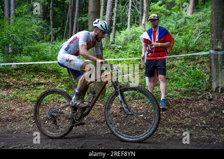 Lukáš Kobes (ceco) con il suo fan in salita fangosa - 2023 UEC MTB Elite European Championships - European Games Cracow -Krynica-Zdrój Foto Stock