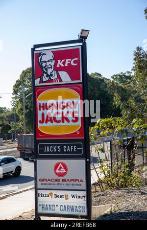 2023 Australia, Hungry Jacks e catene alimentari KFC che pubblicizzano il loro cibo da asporto, Warriewood, Sydney, NSW, Australia Foto Stock