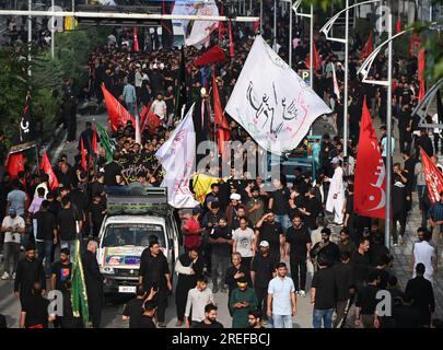 Srinagar, India. 27 luglio 2023. SRINAGAR, INDIA - 20 LUGLIO: Gli sciiti che partecipano alla processione Muharram dopo tre decenni il 27 luglio 2023 a Srinagar, India. Le processioni Muharram a Srinagar sono state portate via attraverso il percorso tradizionale per la prima volta in 34 anni, con l'amministrazione Jammu e Kashmir che ha revocato un divieto del 1989 che vietava ai lutti di marciare da Gurubazar a Dalgate. (Foto di Waseem Andrabi/Hindustan Times/Sipa USA)---- credito: SIPA USA/Alamy Live News Foto Stock