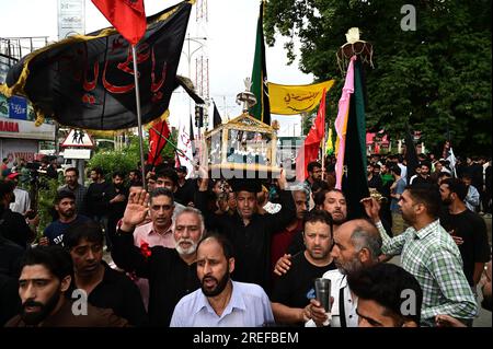 Srinagar, India. 27 luglio 2023. SRINAGAR, INDIA - 20 LUGLIO: Gli sciiti che partecipano alla processione Muharram dopo tre decenni il 27 luglio 2023 a Srinagar, India. Le processioni Muharram a Srinagar sono state portate via attraverso il percorso tradizionale per la prima volta in 34 anni, con l'amministrazione Jammu e Kashmir che ha revocato un divieto del 1989 che vietava ai lutti di marciare da Gurubazar a Dalgate. (Foto di Waseem Andrabi/Hindustan Times/Sipa USA)---- credito: SIPA USA/Alamy Live News Foto Stock