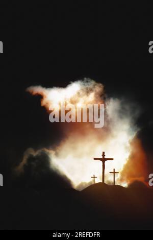 La passione di Gesù Cristo sulla collina del Golgotha, con un tramonto luminoso cielo drammatico e nuvole sullo sfondo, e la croce della settimana della passione, simbolo di Foto Stock