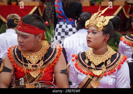 Danza loloana Makepung da Bali. Questo ballo è usato come ballo di benvenuto Foto Stock