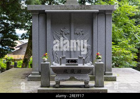 Tomba nel cimitero di Kanazawa, Ishikawa, Giappone. TRADUZIONE: Palazzo della fenice. Foto Stock