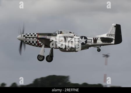 N51ZW (44-74453), un P-51D Mustang nordamericano operato da Flying Legends, arrivato a RAF Fairford nel Gloucestershire, Inghilterra per partecipare al Royal International Air Tattoo 2023 (RIAT 2023). Il velivolo indossa i colori del 44-72927 'Frances dell', che era operato dal 84th Fighter Squadron del 78th Fighter Group dell'United States Army (8th Air Force), e basato a Duxford, Cambridgeshire durante la seconda guerra mondiale. Foto Stock