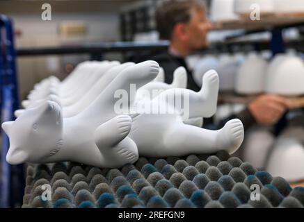 Berlino, Germania. 25 luglio 2023. Le statuine di orso sono pronte per essere ulteriormente lavorate al Königliche Porzellan-Manufaktur di Berlino. La porcellana è stata fatta a mano al KPM di Berlino per 260 anni. Nella manifattura fondata da Federico il grande, più di 200 dipendenti stanno attualmente lavorando al design "Handmade in Berlin". Occorrono 29 fasi di lavoro, eseguite in 14 giorni lavorativi da 25 operai della manifattura, per produrre una tazza di porcellana bianca con il reclamo KPM Berlin. Con 10 controlli di qualità, ogni oggetto viene ordinato a mano. Crediti: Jens Kalaene/dpa/Alamy Live News Foto Stock