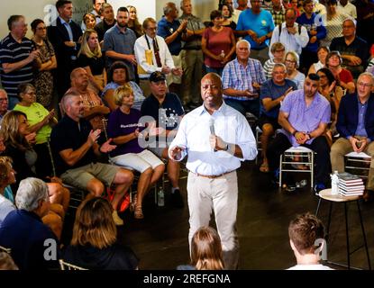 Des Moines, Stati Uniti. 27 luglio 2023. Il senatore DEGLI STATI UNITI della Carolina del Sud e il candidato presidenziale repubblicano Tim Scott parla ai residenti durante un incontro e saluto al District Venue di Des Moines, Iowa, giovedì 27 luglio 2023. I candidati repubblicani per il presidente degli Stati Uniti stanno facendo proposte per le rispettive candidature agli incontri con gli elettori in Iowa, che terranno il primo Caucus della nazione. Foto di Tannen Maury/UPI Credit: UPI/Alamy Live News Foto Stock