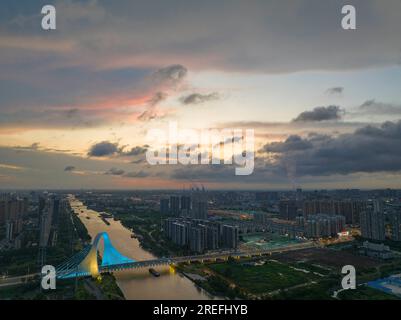 HUAI'AN, CINA - 27 LUGLIO 2023 - le navi da carico attraversano la sezione del ponte di Huaihai South Road sul Canal grande Pechino-Hangzhou nella città di Huai'an, Ji Foto Stock