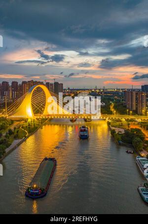 HUAI'AN, CINA - 27 LUGLIO 2023 - le navi da carico attraversano la sezione del ponte di Huaihai South Road sul Canal grande Pechino-Hangzhou nella città di Huai'an, Ji Foto Stock