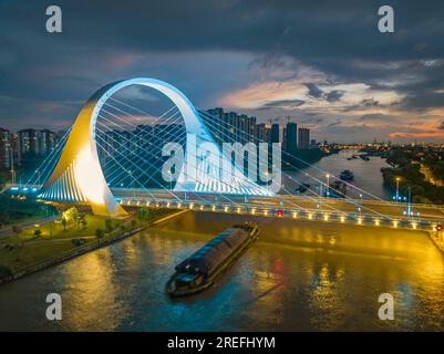 HUAI'AN, CINA - 27 LUGLIO 2023 - le navi da carico attraversano la sezione del ponte di Huaihai South Road sul Canal grande Pechino-Hangzhou nella città di Huai'an, Ji Foto Stock