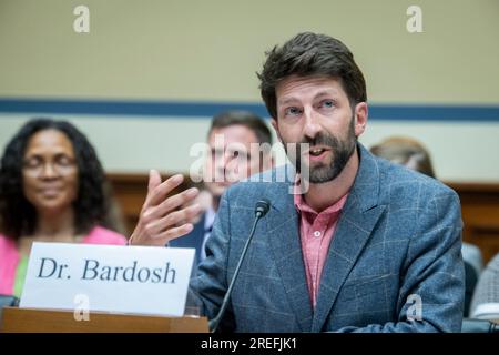 Il professor Kevin Bardosh assistente dell'affiliato dell'Università di Washington appare davanti a un'audizione House Select SubCommittee on the Coronavirus Pandemic "Because i Said so: Examining the Science and Impact of Covid-19 Vaccine Mandates" nel Rayburn House Office Building a Washington, DC, giovedì 27 luglio 2023. Credito: Rod Lamkey/CNP /MediaPunch Foto Stock