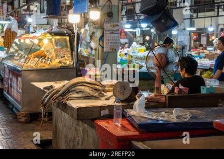 Bangkok, Thailandia. 27 luglio 2023. Una banchina di pesce si trova al mercato di Phran NOK, nel quartiere di Bangkok Yai. Il mercato di Prannok nell'area della città vecchia sul lato di Thonburi è un antico mercato di oltre 60 anni, che offre una varietà di prodotti freschi e cibo pronto da mangiare per i thailandesi, i thailandesi di origine cinese o i turisti, inoltre, situato in Itsaraphap Road, Bangkok Yai District, a Bangkok, Thailandia. Credito: SOPA Images Limited/Alamy Live News Foto Stock