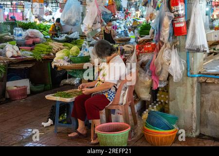 Bangkok, Thailandia. 27 luglio 2023. Un venditore vende verdure fresche al mercato Phran NOK, distretto di Bangkok Yai, a Bangkok, Thailandia. Il mercato di Prannok nell'area della città vecchia sul lato di Thonburi è un antico mercato di oltre 60 anni, che offre una varietà di prodotti freschi e cibo pronto da mangiare per i thailandesi, i thailandesi di origine cinese o i turisti, inoltre, situato in Itsaraphap Road, Bangkok Yai District, a Bangkok, Thailandia. Credito: SOPA Images Limited/Alamy Live News Foto Stock