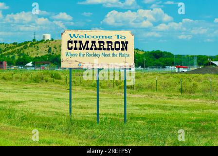 Cimarron, New Mexico, USA - 24 luglio 2023: Un cartello dà il benvenuto ai visitatori del villaggio di Cimarron, nel New Mexico settentrionale, lungo gli Stati Uniti Route 64. Foto Stock