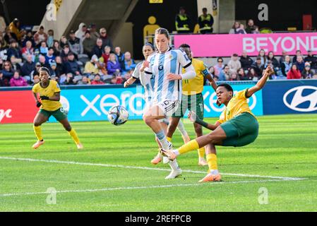 Dunedin, nuova Zelanda. 28 luglio 2023. Hildah Magaia (R) del Sudafrica spara durante la partita del gruppo G tra Argentina e Sud Africa alla Coppa del mondo femminile FIFA Australia e nuova Zelanda 2023 a Dunedin, nuova Zelanda, il 28 luglio 2023. Crediti: Zhu Wei/Xinhua/Alamy Live News Foto Stock