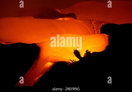 Fiume di lava calda fusa che scorre dal vulcano Kilauea, Parco Nazionale dei Vulcani delle Hawaii Foto Stock