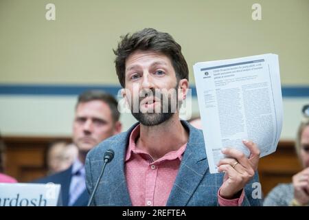 Washingon, Stati Uniti. 27 luglio 2023. Il professor Kevin Bardosh assistente dell'affiliazione dell'Università di Washington appare davanti a un'audizione House Select SubCommittee on the Coronavirus Pandemic "perché ho detto così: Examining the Science and Impact of Covid-19 Vaccine Mandates" nel Rayburn House Office Building a Washington, DC, USA? Giovedì 27 luglio 2023. Foto di Rod Lamkey/CNP/ABACAPRESS.COM credito: Abaca Press/Alamy Live News Foto Stock