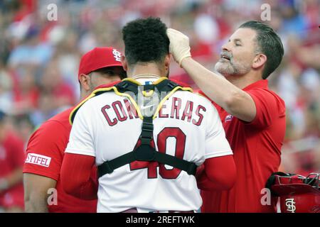 St Louis, Stati Uniti. 27 luglio 2023. St Il capo-allenatore dei Louis Cardinals Adam Olsen ispeziona il capofila Willson Contreras mentre il manager Oliver Marmol si prende cura di Contreras dopo che Contreras è stato colpito alla testa dalla mazza dei Chicago Cubs Ian Happ nel primo inning al Busch Stadium di St.. Louis giovedì 27 luglio 2023. Foto di Bill Greenblatt/UPI credito: UPI/Alamy Live News Foto Stock