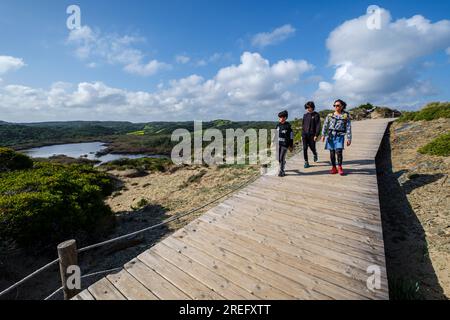 Passerella in legno a Cala Tortuga e bassa de Morella, Parco Naturale s'Albufera des Grau, Minorca, Isole Baleari, Spagna Foto Stock