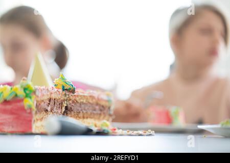 torta di compleanno, gioia dei bambini Foto Stock