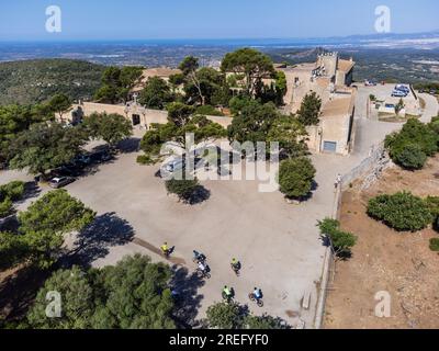 Ciclisti sul Santuario di nostra Signora di cura, Puig de cura, Algaida, Mallorca, Spagna Foto Stock