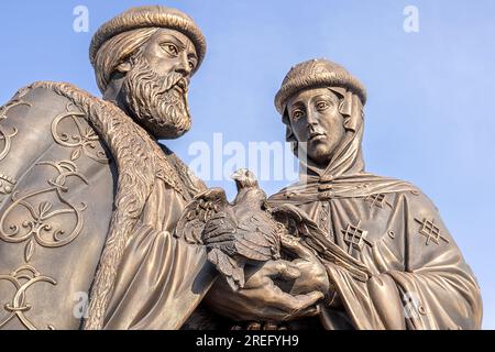 Kolomna, Russia, 22 febbraio 2023: Monumento a Pietro e Fevronia con una famiglia di tartarughe nelle loro mani, regione di Mosca, la Chiesa dei più Foto Stock