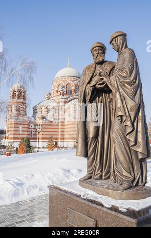 Russia, Kolomna, 22 febbraio 2023: Monumento a Pietro e Fevronia con una famiglia di tartarughe nelle loro mani, regione di Mosca, la Chiesa dei più Foto Stock