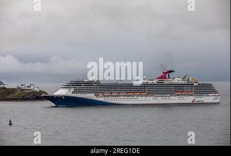 Cork Harbour, Cork, Irlanda. 28 luglio 2023. Su una nave da crociera al mattino, Carnival Pride, sta per passare il faro di Roches Point sulla sua strada per una visita a Cobh, Co. Cork, Irlanda. - David Creedon Foto Stock