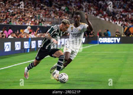 L'attaccante del Manchester United Antony (21) è difeso dal centrocampista del Real Madrid Eduardo Camavinga (12) durante il Soccer Champions Tour, mercoledì 2 luglio Foto Stock