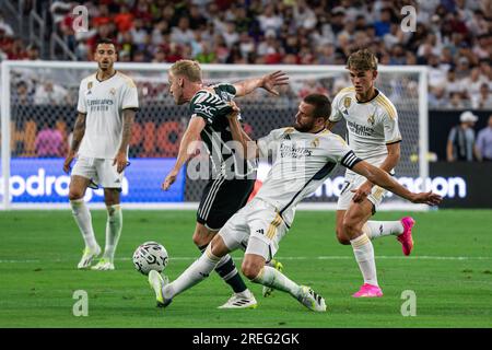 Il centrocampista del Manchester United Donny van de Beek (34) viene colpito dal difensore del Manchester United Lisandro Martínez (6) durante il Soccer Champions Tour, WE Foto Stock