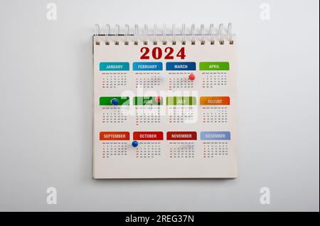 2024 pianificazione del calendario. data della puntina colorata sul calendario o sul pianificatore. 2024 concetto di pianificazione e pianificazione o promemoria eventi. pin sul calendario e. Foto Stock